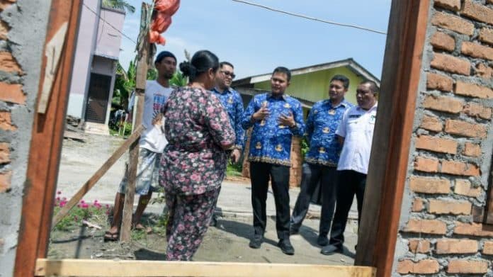 tinjau_bedah_40_unit_rumah_tidak_layak_huni_begini_pesan_wabup_sergai