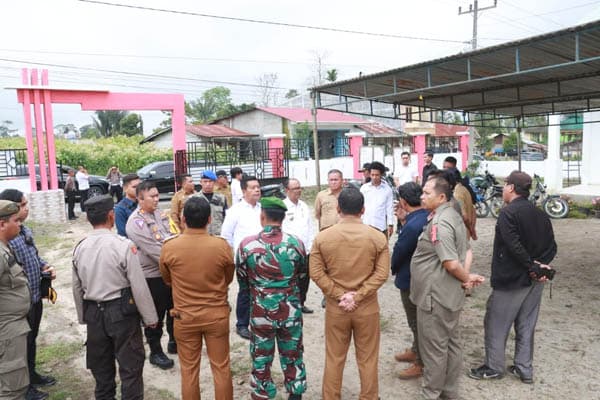 tinjau_kesiapan_tps_di_simalungun_kapolres_choky_pastikan_pengamanan_pemilu