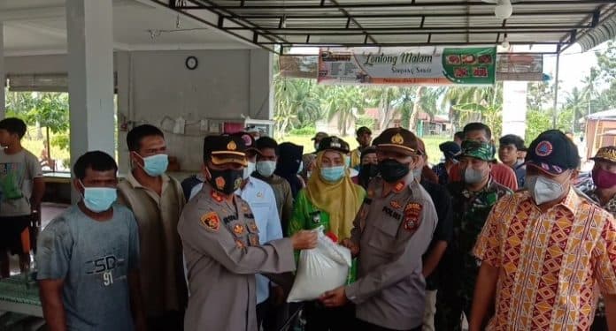 tinjau_lokasi_banjir_kapolres_dan_bupati_sergai_bagikan_bantuan