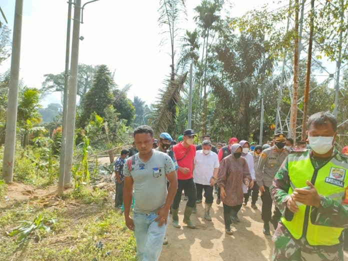 tinjau_longsor_di_sibolangit_mensos_rencana_bangun_jembatan_gantung