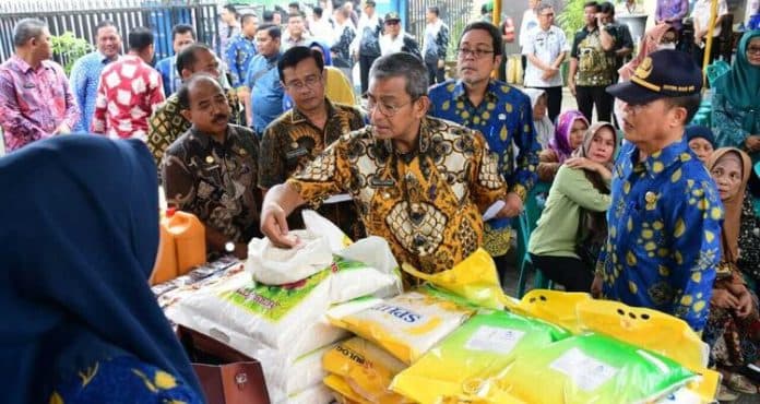 tinjau_pasar_murah_di_tanjung_morawa_pj_bupati_berharap_bulog_survei_harga_pangan