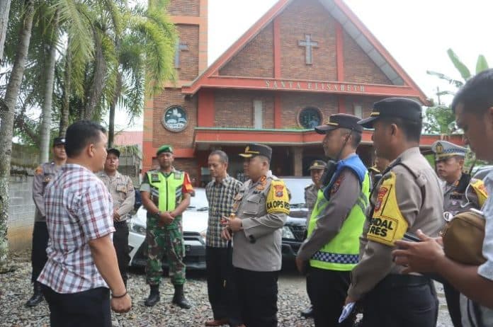 tinjau_pengamanan_natal_polres_langkat_siagakan_128_personel