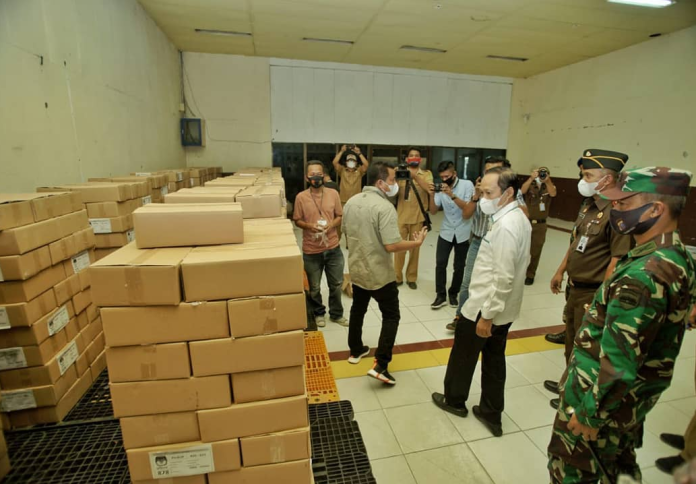 tinjau_penyortiran_surat_suara_pjs_wali_kota_medan_ingatkan_patuhi_prokes