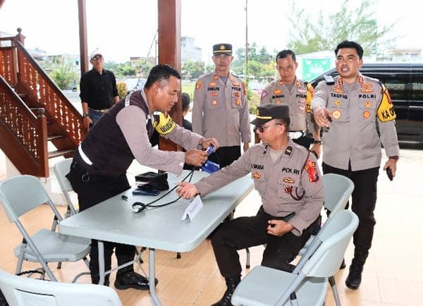 tinjau_ppk_kapolres_batu_bara_cek_pemeriksaan_kesehatan_personel_pam_dan_penyelenggara_pemilu