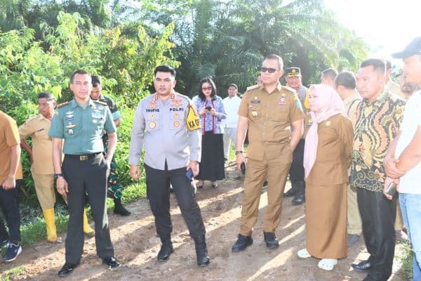 tinjau_tanggul_sungai_dalu_dalu_kapolres_batu_bara_salurkan_banson_ke_warga