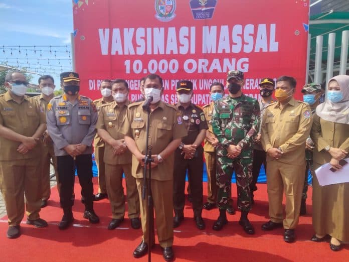 tinjau_vaksinansi_masal_bupati_deli_serdang_masyarakat_jangan_takut_di_vaksin