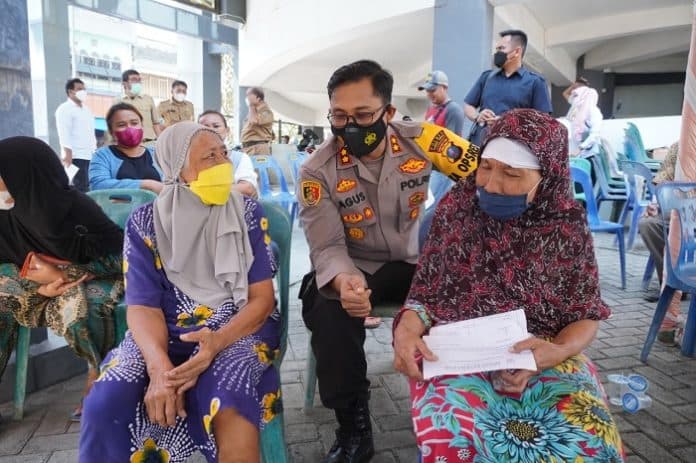 tinjau_vaksinasi_di_pasar_kain_tebing_tinggi_kapolres_berbagi_door_prize_ke_lansia