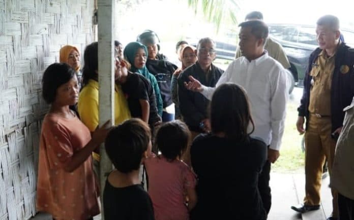tinjau_warga_terlantar_di_kolong_jembatan_pj_wali_kota_sewakan_tempat_tinggal_yang_layak_dan_bantu_pendidikan