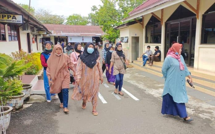 tipu_arisan_lebaran_warga_sipunggur_laporkan_mak_rimbang_ke_polisi