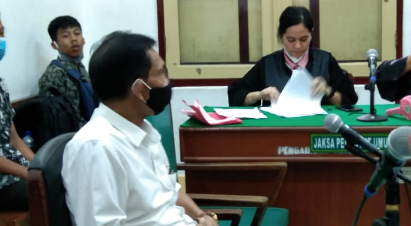 tipu_rekan_bisnis_rp22_m_jhon_piter_santai_dituntut_3_tahun_6_bulan_penjara