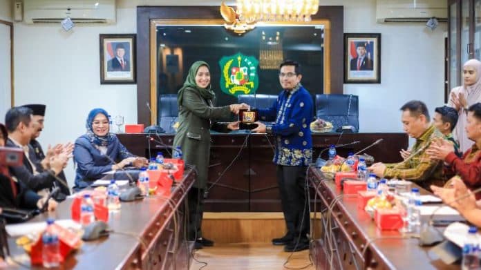 tiru_program_uhc_jkmb_dan_digitalisasi_dprd_cilacap_studi_komparasi_ke_pemko_medan