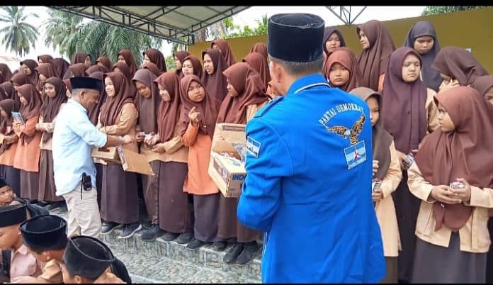 tkd_prabowo_gibran_paluta_bagikan_susu_dan_makan_siang_gratis