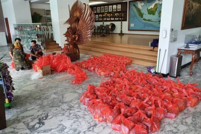 tki_diisolasi_di_malaysia_kbri_kuala_lumpur_bantu_ratusan_paket_sembako