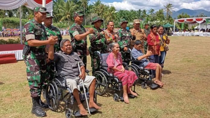 tmmd_ke_121_ditutup_kasdam_serahkan_sembako_dan_kursi_roda_kepada_warga