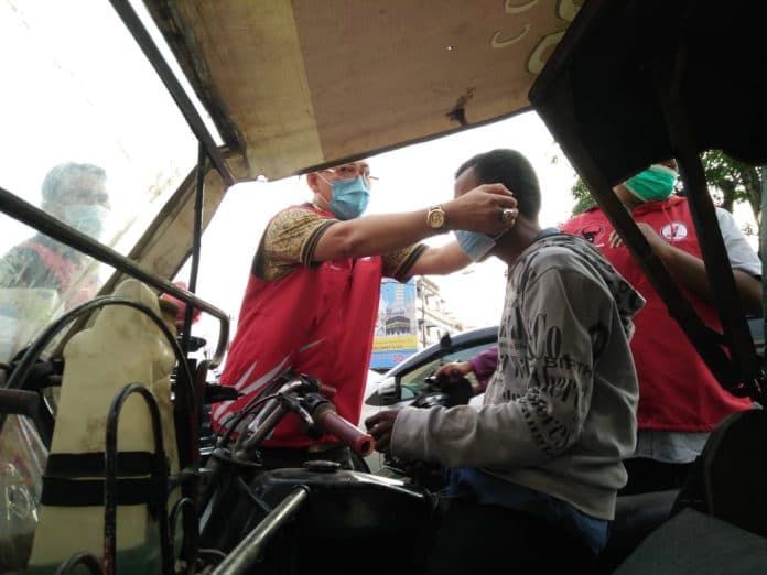 tmp_medan_berbagi_takjil_dan_masker_di_simpang_empat_jalan_aksara
