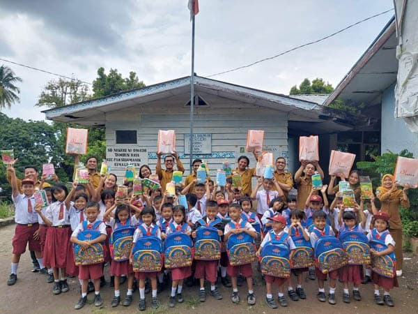 toba_tilapia_dan_pt_stp_beri_bantuan_perlengkapan_sekolah_ke_siswa_6_sd_di_simalungun