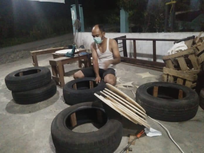 togi_sinaga_menyulap_ban_bekas_jadi_sofa_cantik