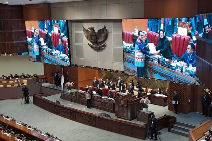 tok_dpr_mengesahkan_ruu_kesehatan_jadi_undang_undang