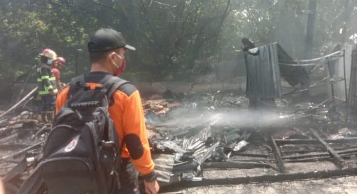 toko_helm_di_ngumban_surbakti_ludes_terbakar