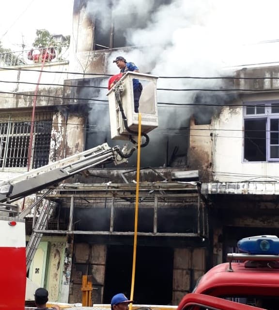 toko_kelontong_di_jalan_surabaya_terbakar_pemilik_diduga_terjebak_api