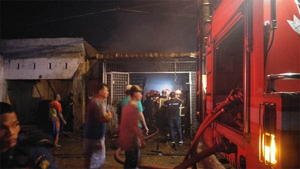 toko_kerajinan_kayu_jepara_di_medan_amplas_ludes_terbakar_2_orang_dilarikan_ke_rs