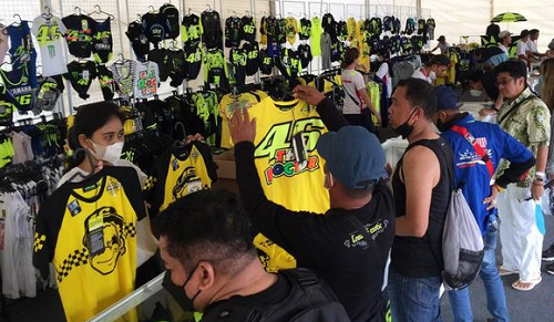 toko_merchandise_vr46_laris_manis_di_motogp_mandalika_2022