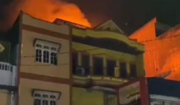toko_pakaian_modiest_di_perbaungan_terbakar_minggu_malam