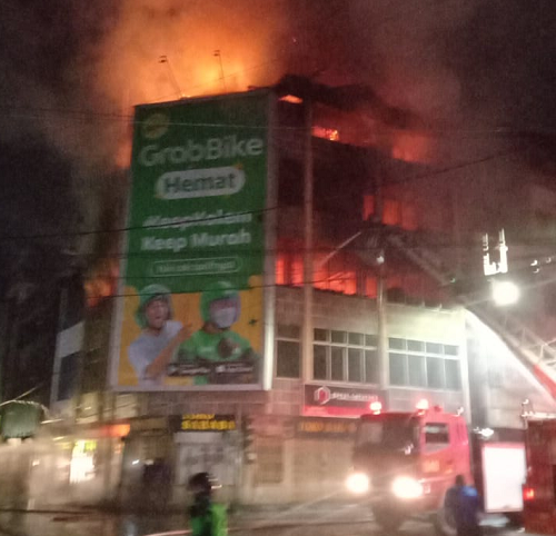 toko_penjual_sepeda_di_jalan_cirebon_medan_terbakar