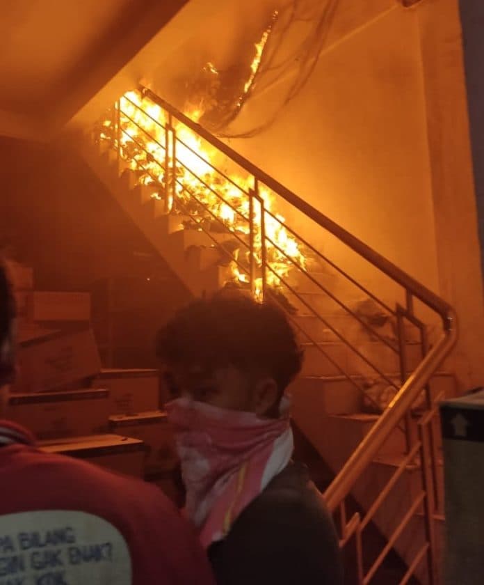 toko_penjualan_pampers_bayi_di_medan_terbakar