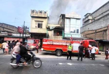 toko_sepeda_awin_di_indrapura_terbakar_kerugian_sampai_rp_500_juta