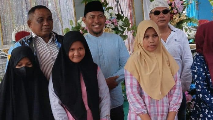 tokoh_pemuda_belawan_bantu_renovasi_2_musholah_dan_beri_santunan