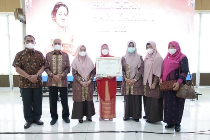 tokoh_perempuan_asahan_terima_penghargaan_di_hari_kartini