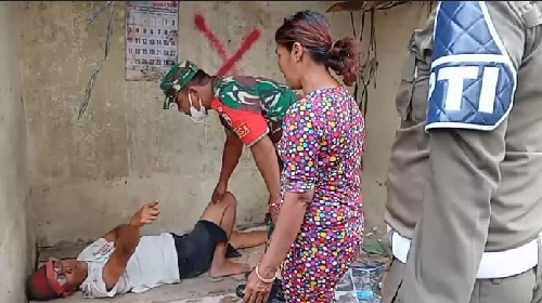 tolak_digusur_pkl_di_asahan_aksi_tidur_di_kios_yang_hendak_dirobohkan