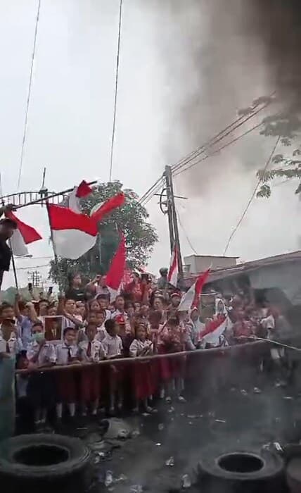 tolak_eksekusi_lahan_di_desa_helvetia_ratusan_anak_bolos_sekolah_hadang_petugas