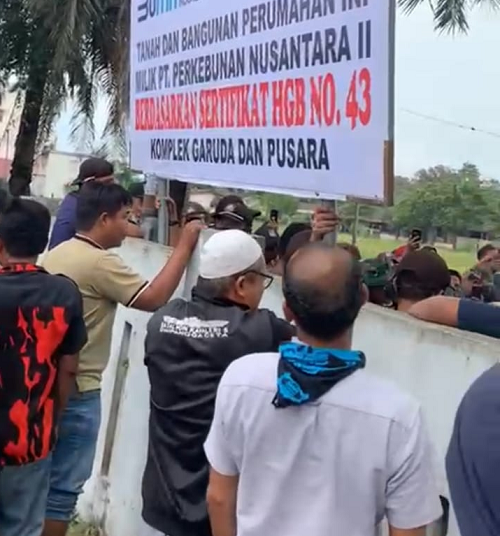 tolak_kosongkan_rumah_dinas_warga_perumahan_ptpn_2_rusak_plang
