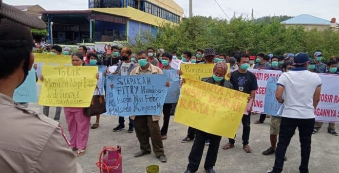 tolak_mantan_napi_jadi_bupati_formapera_unjuk_rasa_di_kantor_dprd_samosir