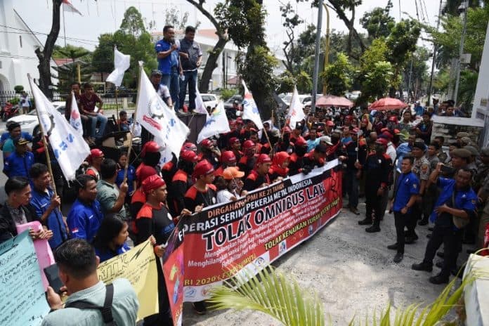 tolak_omnibus_law_ribuan_buruh_akan_demo_besar_besaran