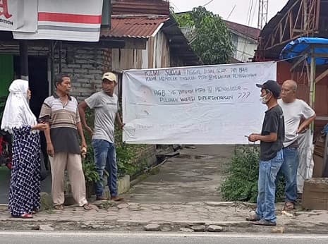 tolak_penggusuran_ptpn_iv_warga_kami_sudah_80_tahun_disini