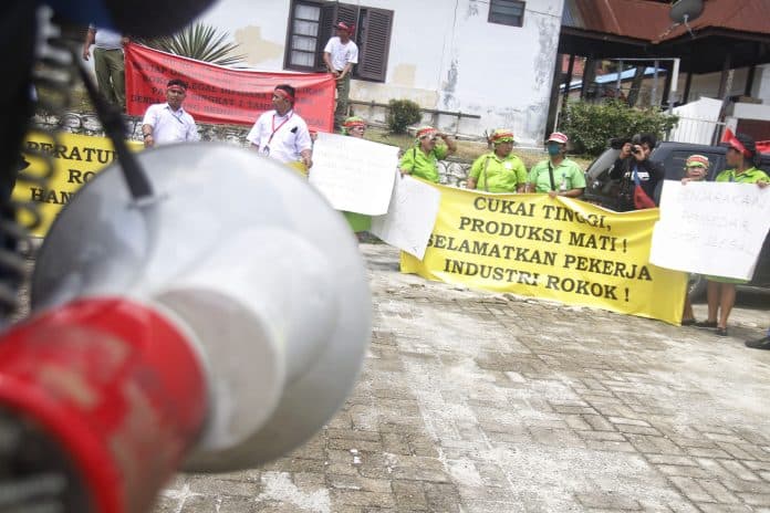 tolak_rokok_ilegal_buruh_sttc_datangi_instansi_terkait