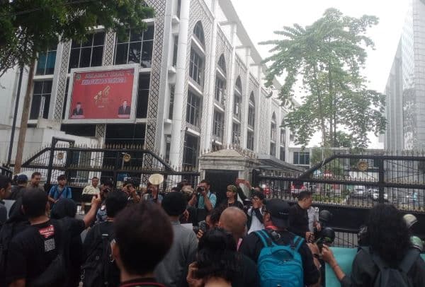 tolak_ruu_penyiaran_puluhan_jurnalis_medan_aksi_di_kantor_drpd_sumut