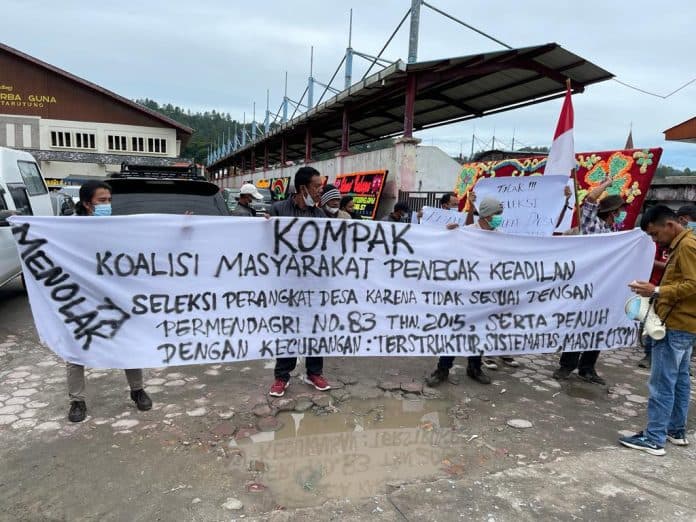tolak_seleksi_perangkat_desa_massa_demo_kantor_dprd_dan_bupati_taput