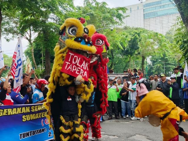 tolak_tapera_serikat_pekerja_dan_buruh_geruduk_dprd_sumut_pakai_barongsai
