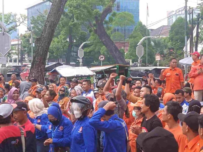 tolak_uu_cipta_kerja_massa_partai_buruh_unjuk_rasa_di_kantor_gubernur_sumut