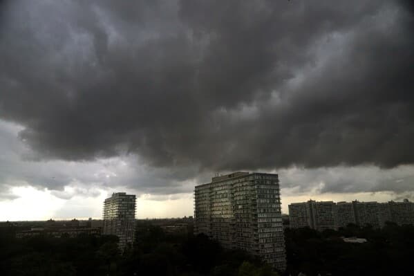 tornado_mendarat_di_dekat_bandara_ohare_chicago_mengganggu_ratusan_penerbangan