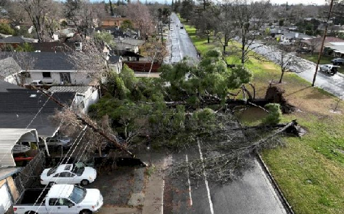 tornado_mengamuk_di_as_3_tewas_dan_300_ribu_rumah_mati_listrik