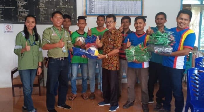 tpl_bantu_peralatan_voli_ke_nagori_tangga_batu