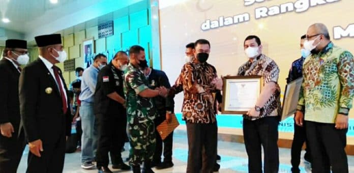 tpl_terima_penghargaan_bidang_keselamatan_kerja_dari_gubernur_sumut