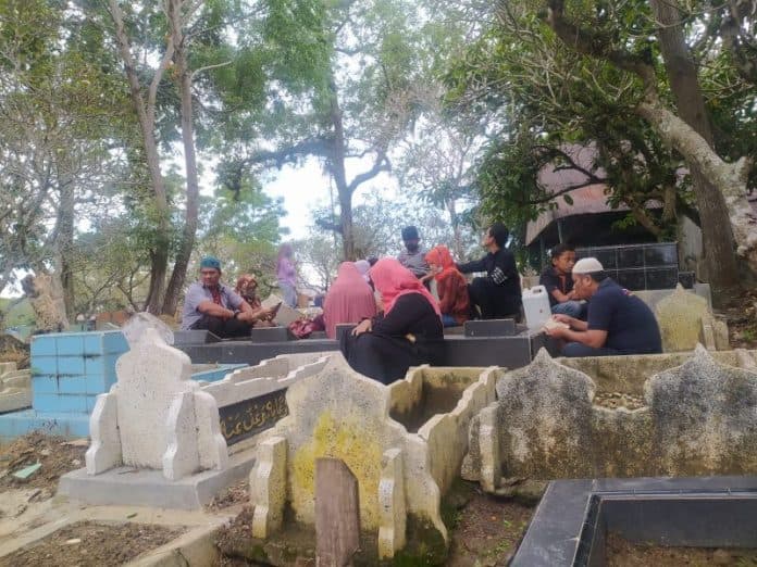 tradisi_di_siantar_warga_mulai_ziarah_makam_jelang_ramadhan