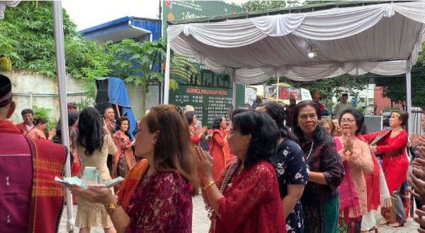tradisi_manortor_usai_ibadah_natal_di_gmi_kasih_karunia