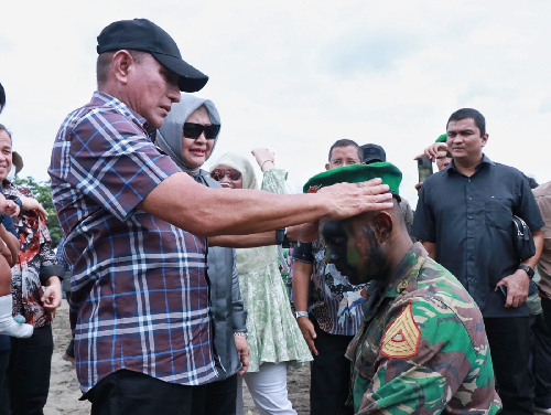 tradisi_pembaretan_taruna_tni_ad_edy_rahmayadi_pakaikan_baret_putra_bungsunya